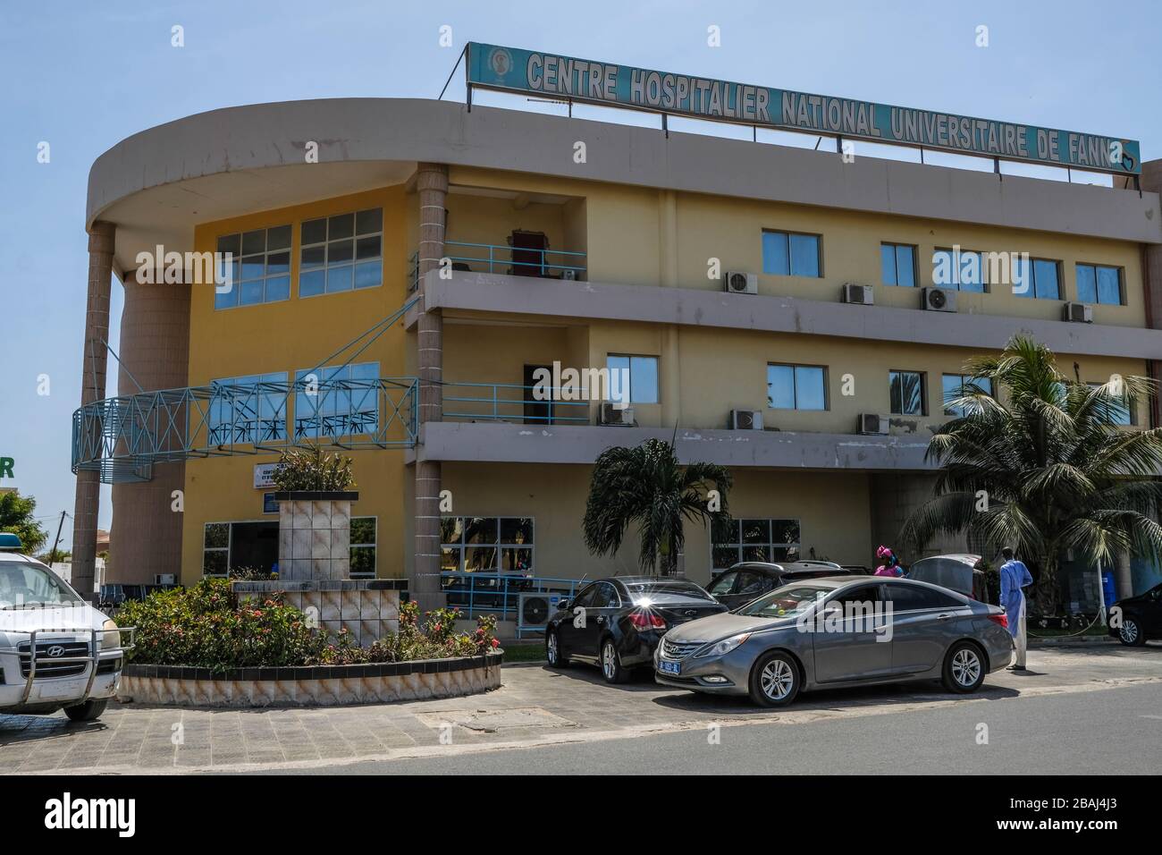 Dakar. März 2020. Das am 27. März 2020 aufgenommene Foto zeigt das Hauptgebäude des Krankenhauses Fann in Dakar im Senegal. Der senegalesische Minister für Gesundheit und soziale Aktion Abdoulaye Sarr berichtete am Freitag von 14 neuen bestätigten Fällen der COVID-19, was die Gesamtzahl des Landes auf 119 brachte. Kredit: Eddy Peters/Xinhua/Alamy Live News Stockfoto