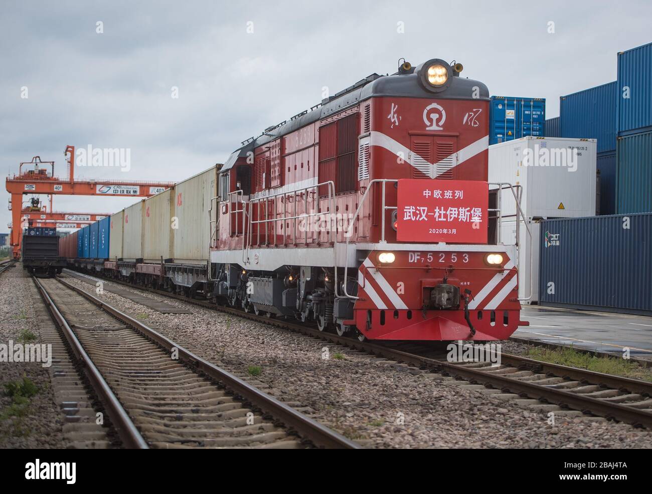 (200328) -- WUHAN, 28. März 2020 (Xinhua) -- EIN für Duisburg gebundener China-Europa-Güterzug zieht aus dem Wuhan-Terminal der chinesischen Eisenbahn Intermodal in Wuhan, der zentralchinesischen Provinz Hubei, am 28. März 2020 aus. Der Güterzug China-Europa (Wuhan) mit 50 Gütercontainern verließ am Samstag das Terminal Wuhan der China Railway Intermodal, das voraussichtlich 15 Tage später in Duisburg ankommen wird. Dies ist der erste Güterzug in China-Europa, der Wuhan verlassen hat, seit epidemische Vorbeugungs- und Kontrollmaßnahmen ergriffen wurden, was die Wiederherstellung seines regulären Betriebs markiert Stockfoto