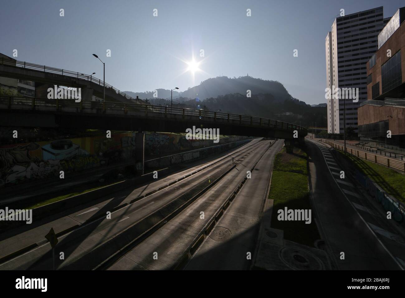 Bogota. März 2020. Das am 27. März 2020 aufgenommene Foto zeigt die leere Straße in Bogota, Kolumbien. Kolumbien berichtete, dass die Anzahl der bestätigten Fälle des Landes von 491 auf 539 eskaliert sei, nach denen Präsident Ivan Duque erklärte, dass die nationale Quarantäne nicht wie geplant am 14. April enden werde, sondern mehrere Monate dauern werde. Credit: Jhon Paz/Xinhua/Alamy Live News Stockfoto