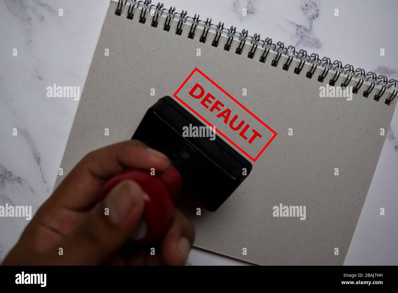 Nahaufnahme Roter Griff Gummistamper und Text standardmäßig auf weißem Hintergrund isoliert. Stockfoto