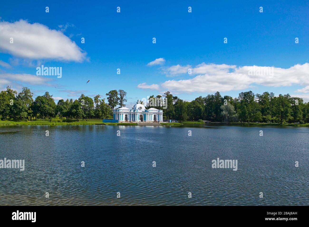 Großer Teich mit seiner Grotte Rastrelli im See, der Park des