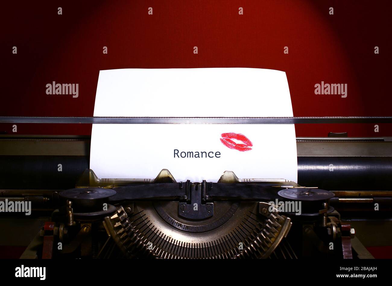 Roter Lippenstiftdruck auf Papier. Stockfoto