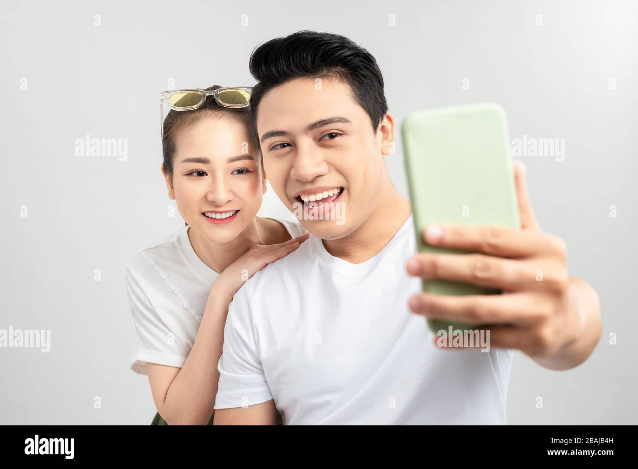 Lustige junge Paar Freunde Kerl Mädchen posiert isoliert auf weißem Hintergrund. selfie auf Handy geschossen Stockfoto