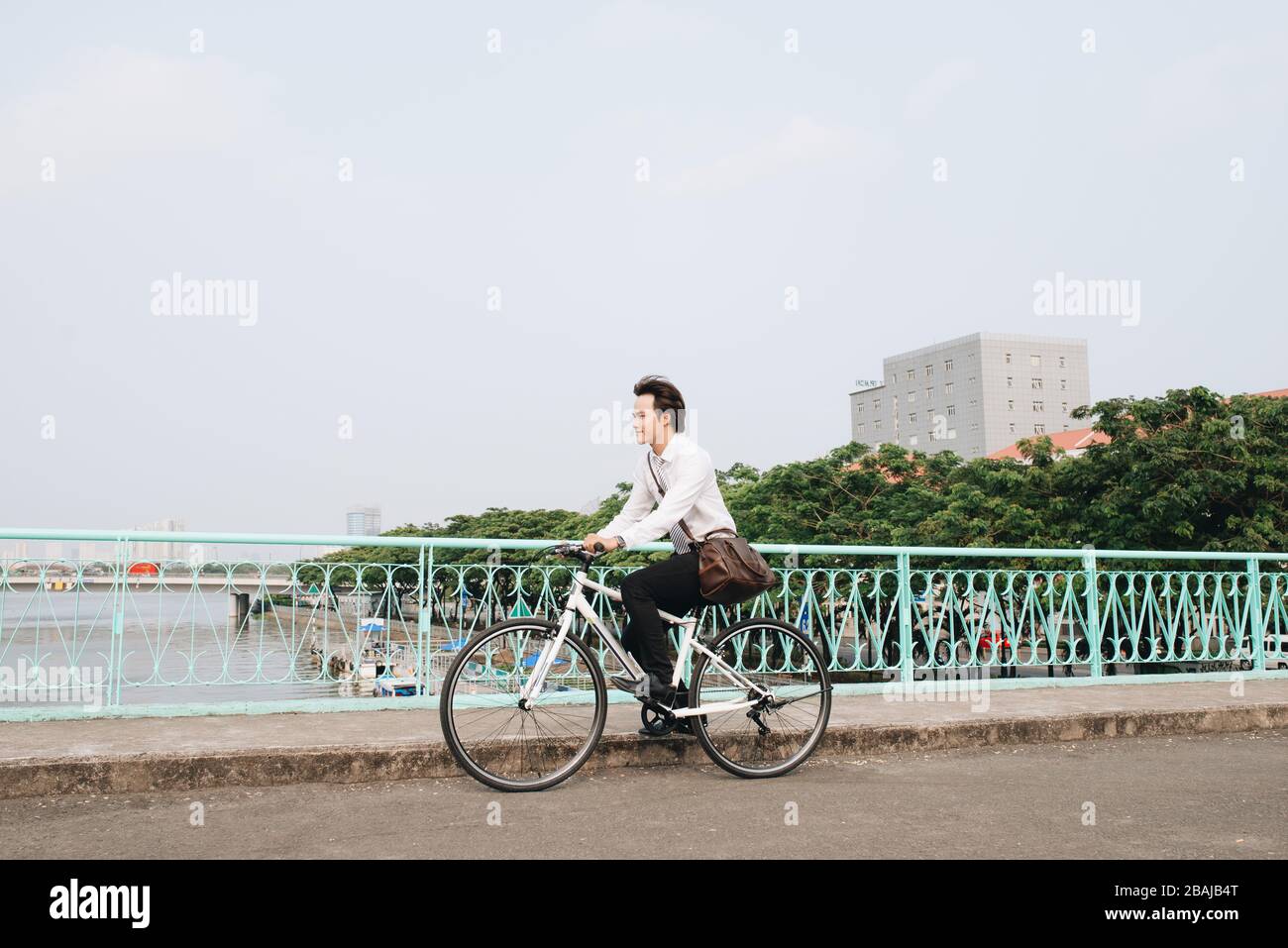 Asiatische Männer sind Radfahren Rennrad Stockfoto