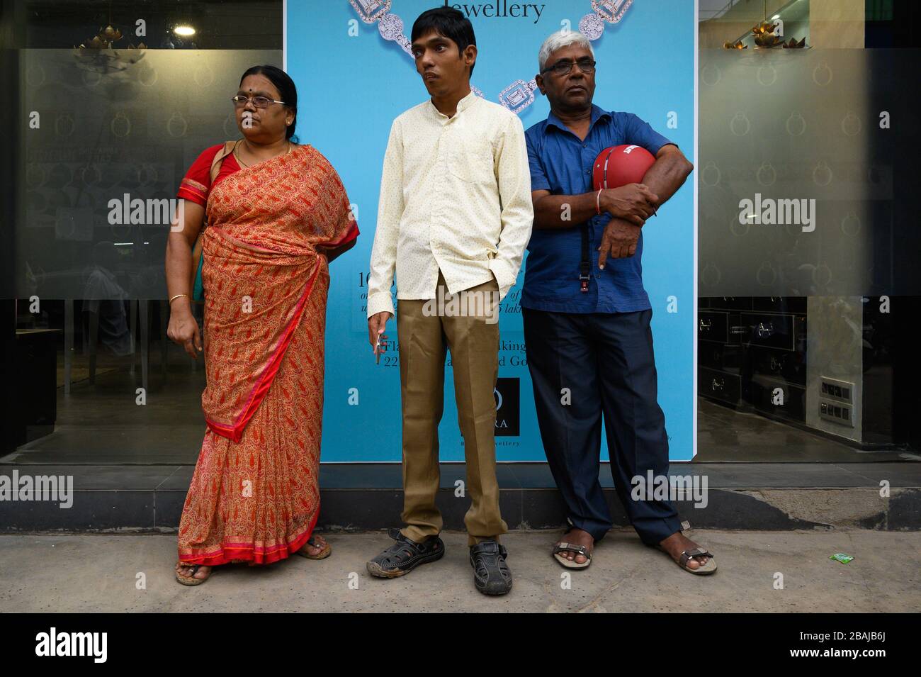 Porträt einer drei Inder, die vor einem Geschäft stehen, Madurai, Indien Stockfoto