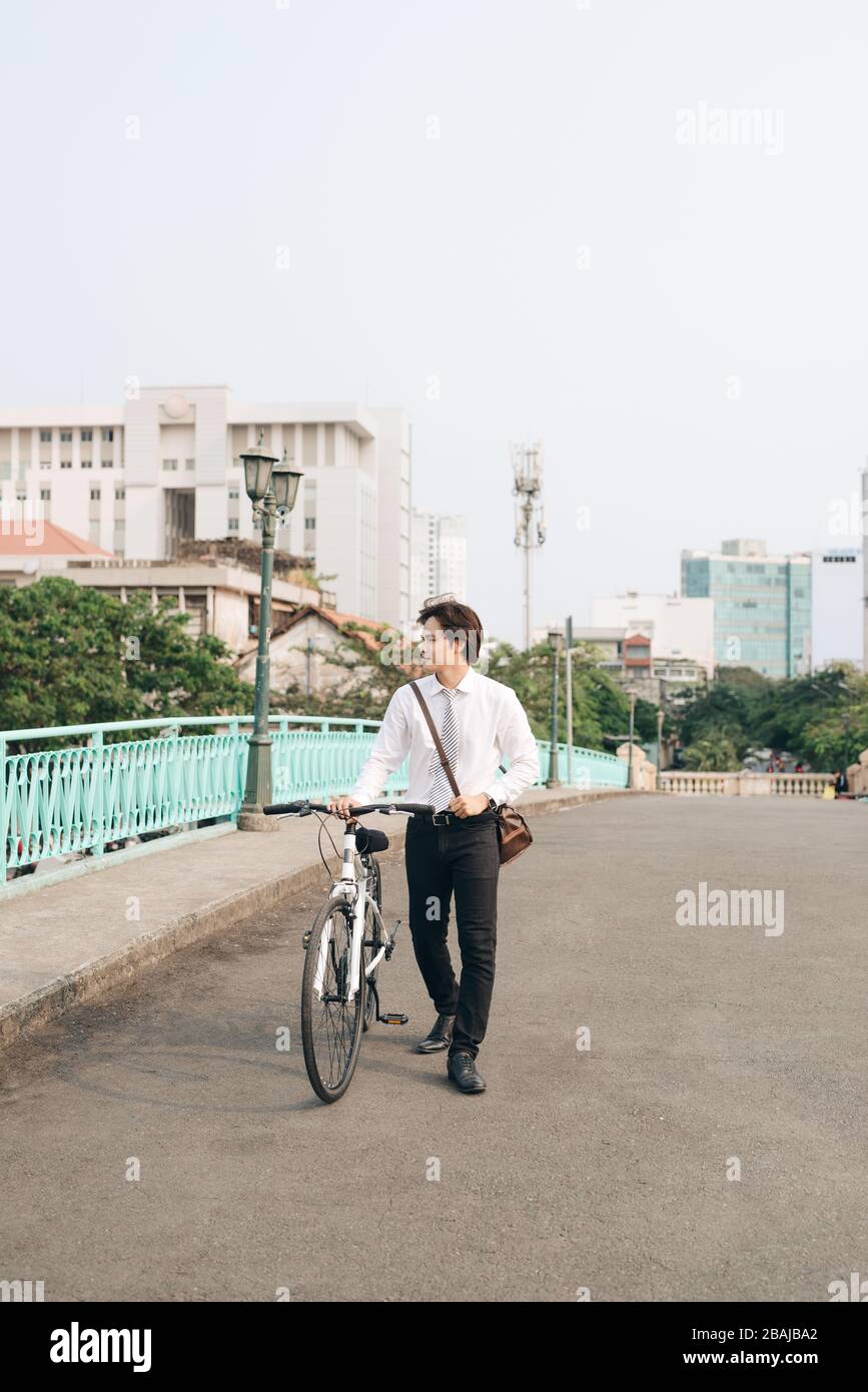Menschen, Stil, Stadtleben und Lifestyle - junger Flusspferde mit Schultertasche und festem Fahrradabschnitt auf der Straße Stockfoto