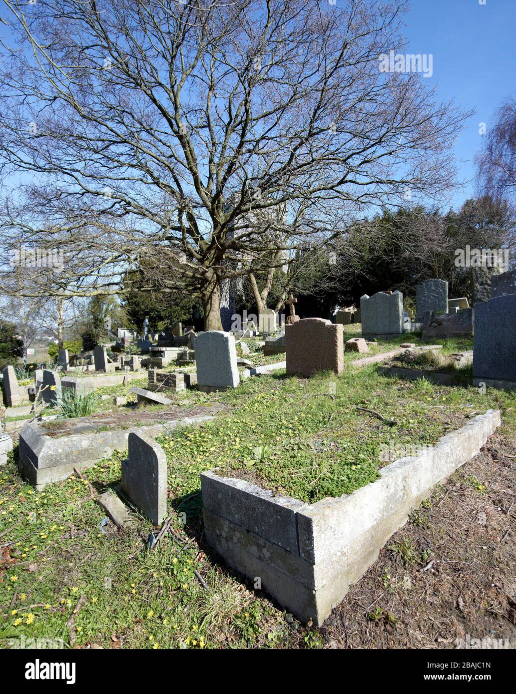 Friedhof auf dem Gelände der St. John the Baptist Kirche West Wickham, England Stockfoto