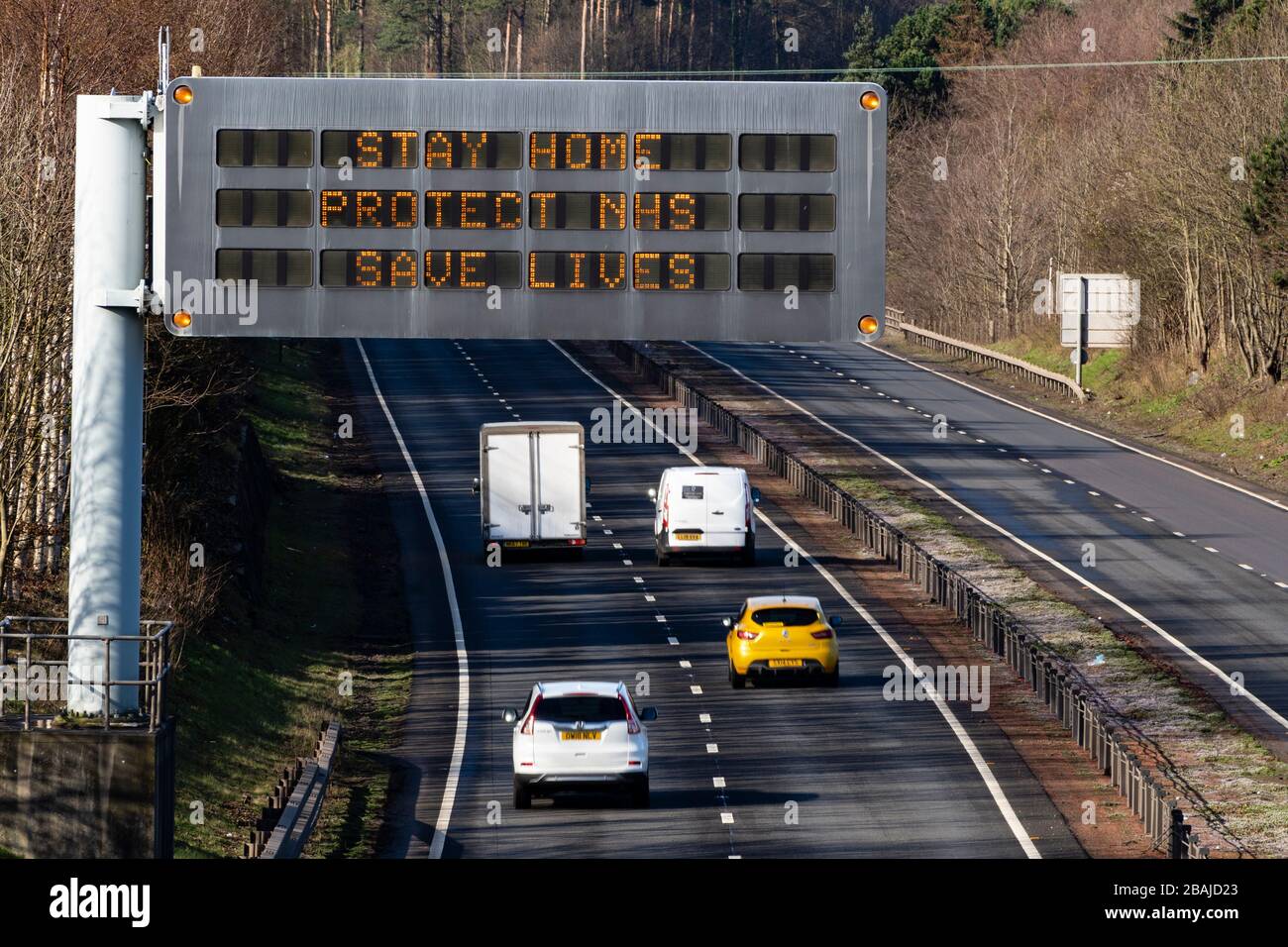 East Lothian, Schottland, Großbritannien. März 2020. Coronavirus Sperrschild am Straßenrand mit Meldung BLEIBEN ZU HAUSE SCHÜTZEN NHS RETTEN LEBEN auf DER AUTOBAHN A1 in East Lothian. Iain Masterton/Alamy Live News Stockfoto