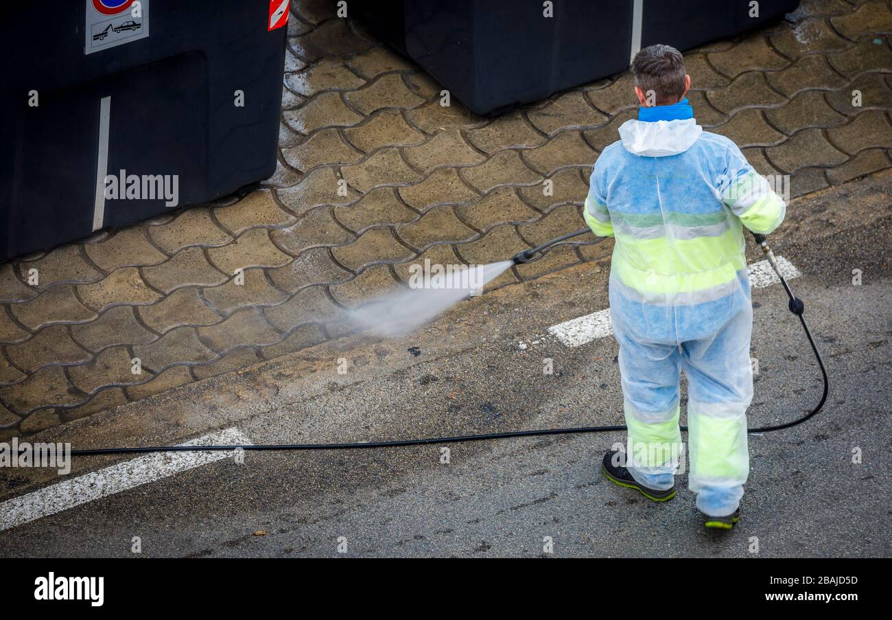 Reinigungskraft desinfiziert die Straße Stockfoto