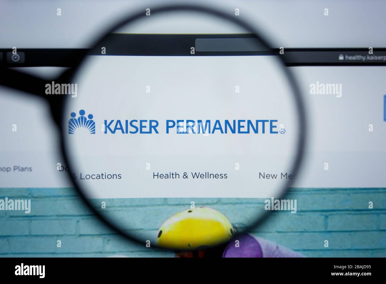 Los Angeles, Kalifornien, USA - 17. Juli 2019: Illudative Editorial der HOMEPAGE DER WEBSITE VON KAISER AMBIENTE. Kaiser PERMANENTE Logo auf dem Display sichtbar. Stockfoto
