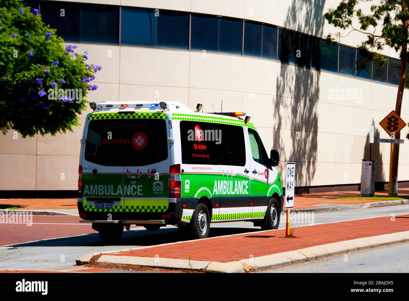 Perth, Australien - 13. März 2020: St. John Ambulance wird in der Stadt verschickt Stockfoto