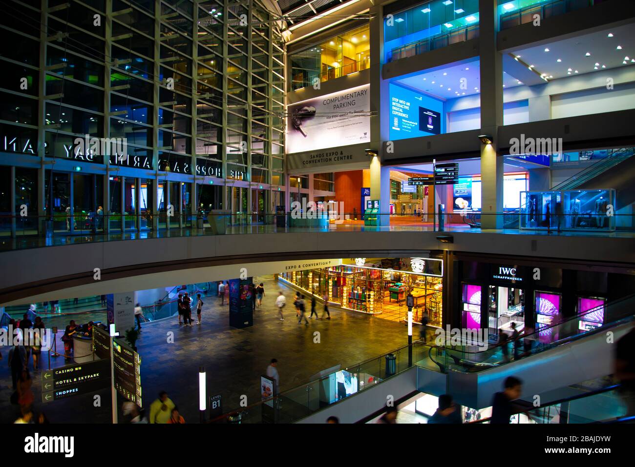 Singapore City, Singapur - 10. April 2019: The Shoppes at Marina Bay Sands ist ein Einkaufszentrum der Luxusmarken Stockfoto