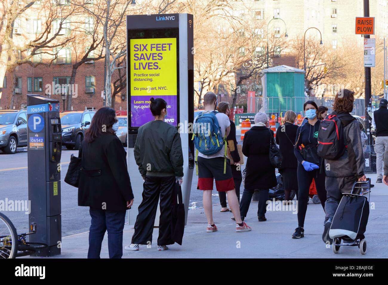 New York, NY, 27. März 2020. New Yorker tragen Schutzmasken üben soziale Distanzierung, während sie Schlange stehen... WEITERE INFORMATIONEN FINDEN SIE UNTER „VOLLSTÄNDIGE BILDUNTERSCHRIFT“ Stockfoto