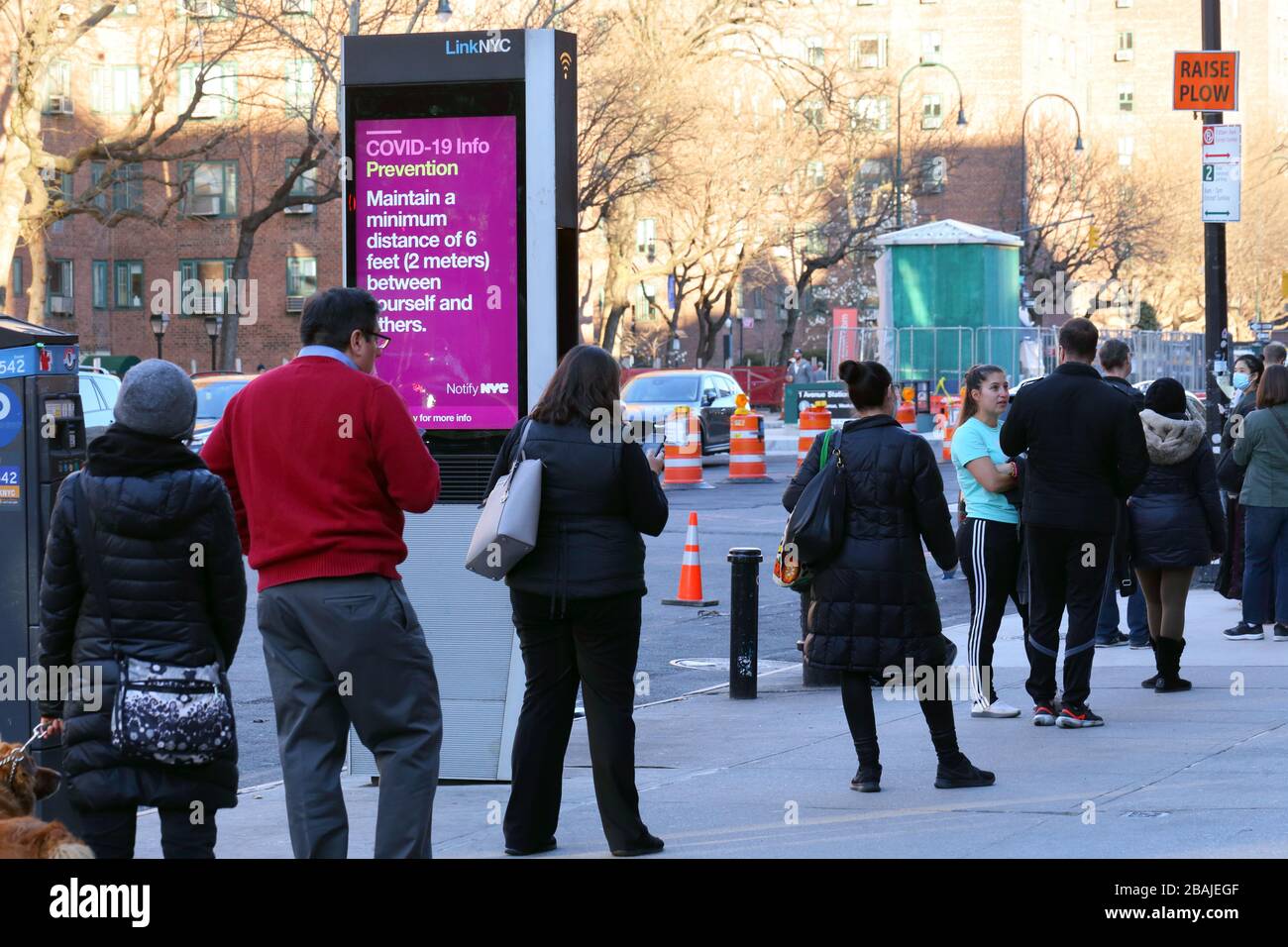 New York, NY, 27. März 2020. New Yorker üben soziale Distanz, während sie sich anstellen, um einen Supermarkt zu betreten... WEITERE INFORMATIONEN FINDEN SIE UNTER „VOLLSTÄNDIGE BILDUNTERSCHRIFT“ Stockfoto