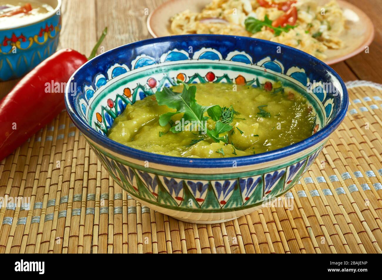 Gewürzte Spinatdhalssuppe, indische Linsensuppe. Stockfoto