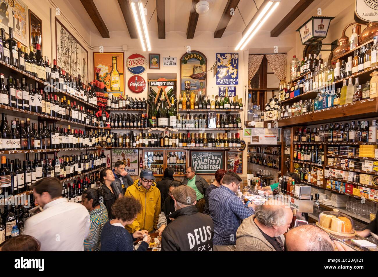 Das seit 1914 eröffnete Quimet & Quimet ist eine der berühmtesten und historischsten Tapas-Bars in Barcelona, Katalonien, Spanien Stockfoto