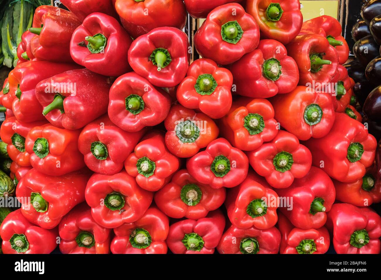 Stapel von rotem Paprika zum Verkauf auf einem Markt Stockfoto