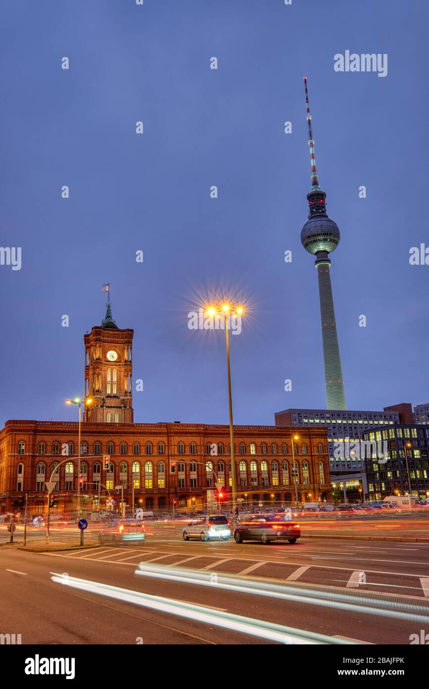 Das Rathaus und der berühmte Fernsehturm in Berlin bei Nacht mit Autoverkehr Stockfoto