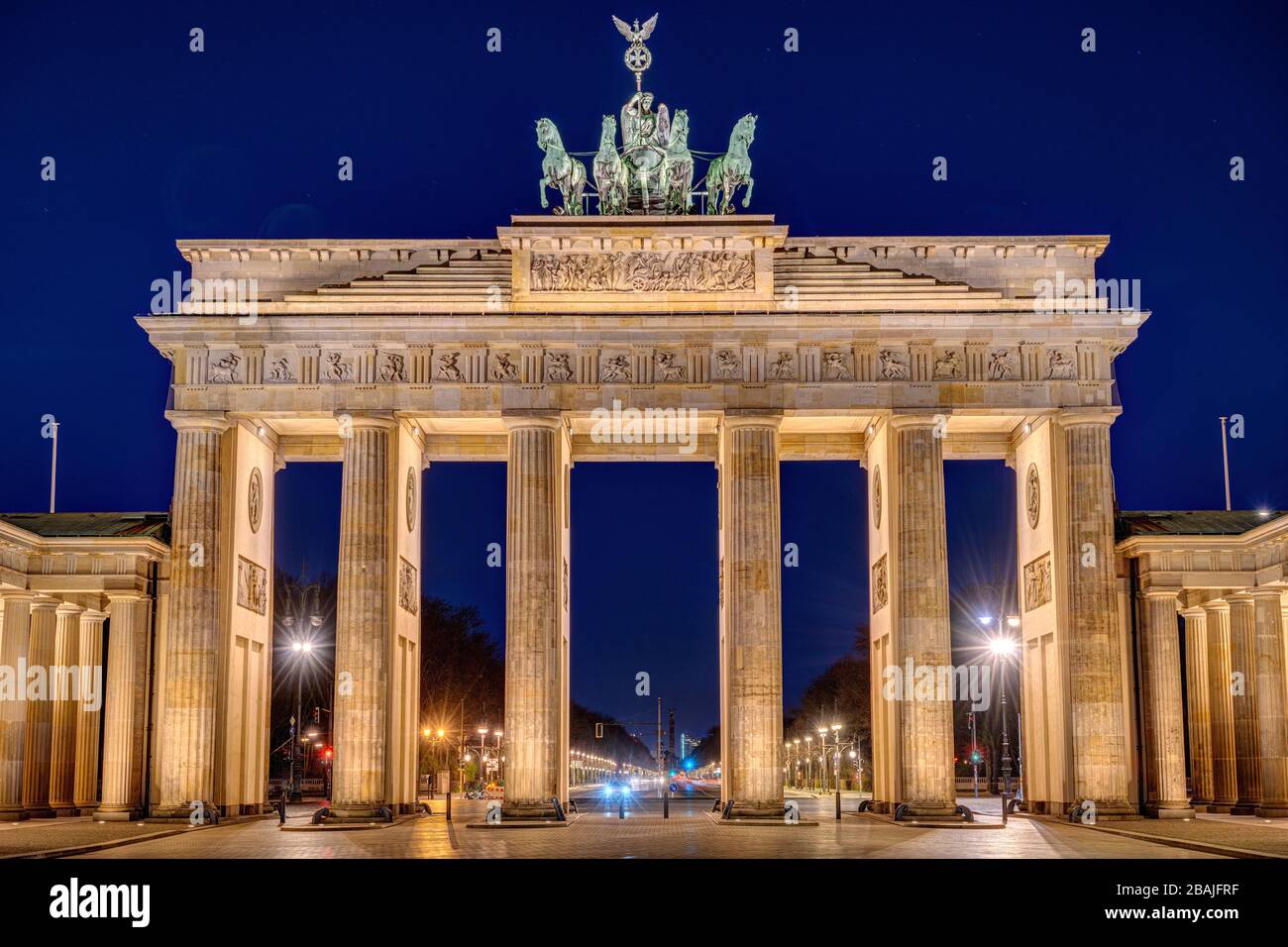 Das beleuchtete Brandenburger Tor in Berlin bei Nacht ohne Menschen Stockfoto