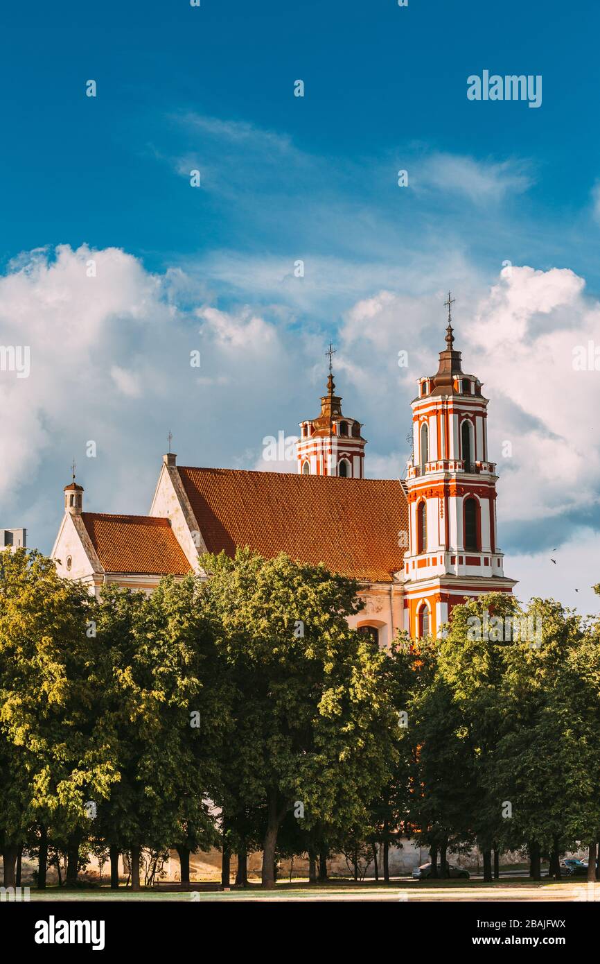 Vilnius, Litauen. Seite Blick auf die Kirche des hl. Philippus und Hl. Jakob, der antiken römischen Katholischen Kirche mit Kloster und roten Ziegeldach gegen die Stockfoto