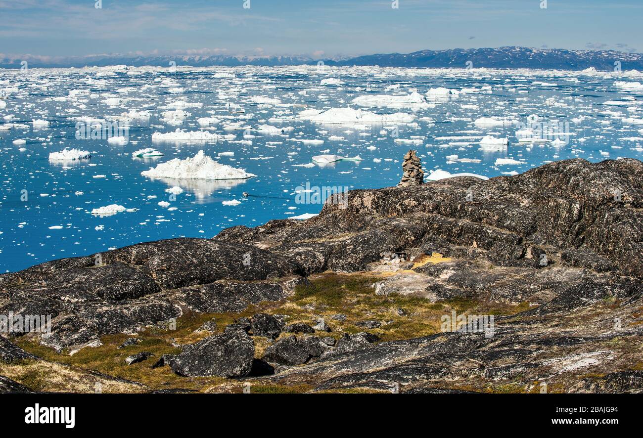 Arktische Naturlandschaft mit Eisbergen im Grönlandeifjord. Blick von einem nahe gelegenen Hügel, mit Blick auf die Eisberge vom Jakobshavn-Gletscher alias Sermeq Kujalle Stockfoto