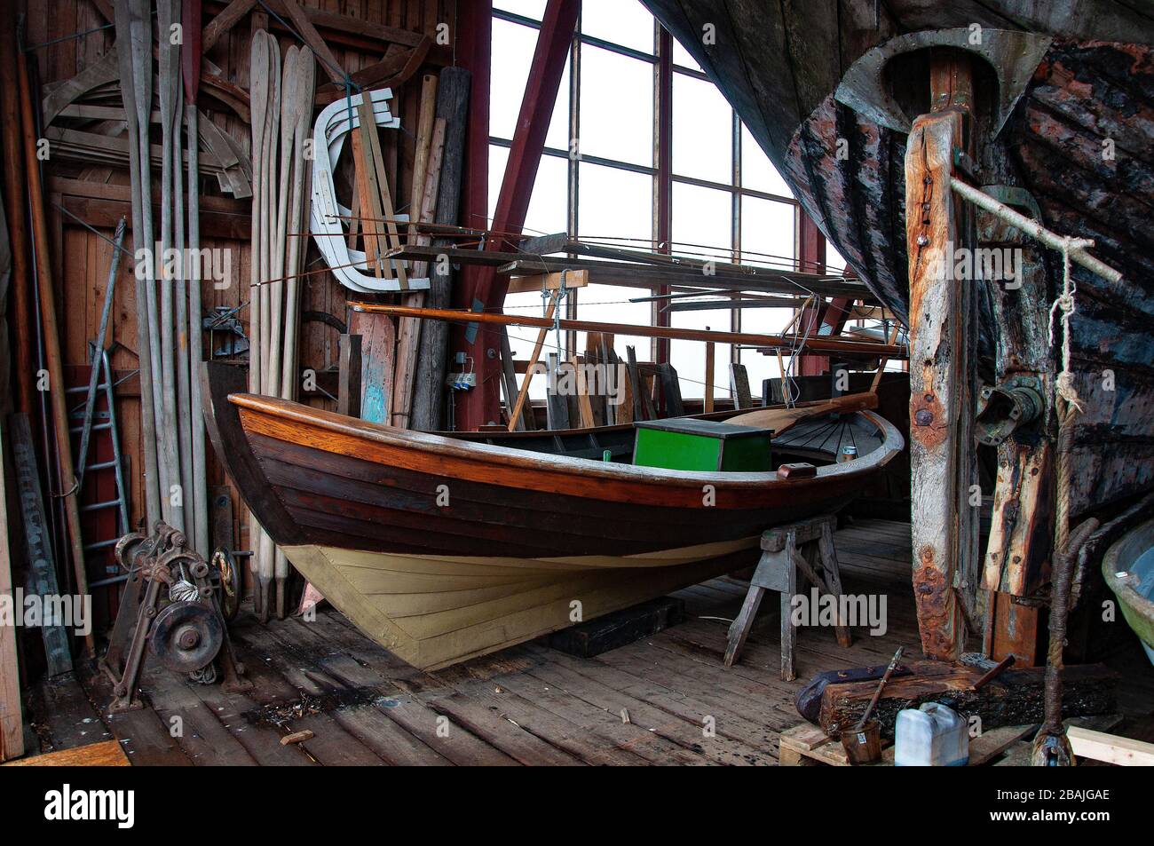 Kleines Bootsmuseum am Pier. Bootshaus mit Booten Stockfoto