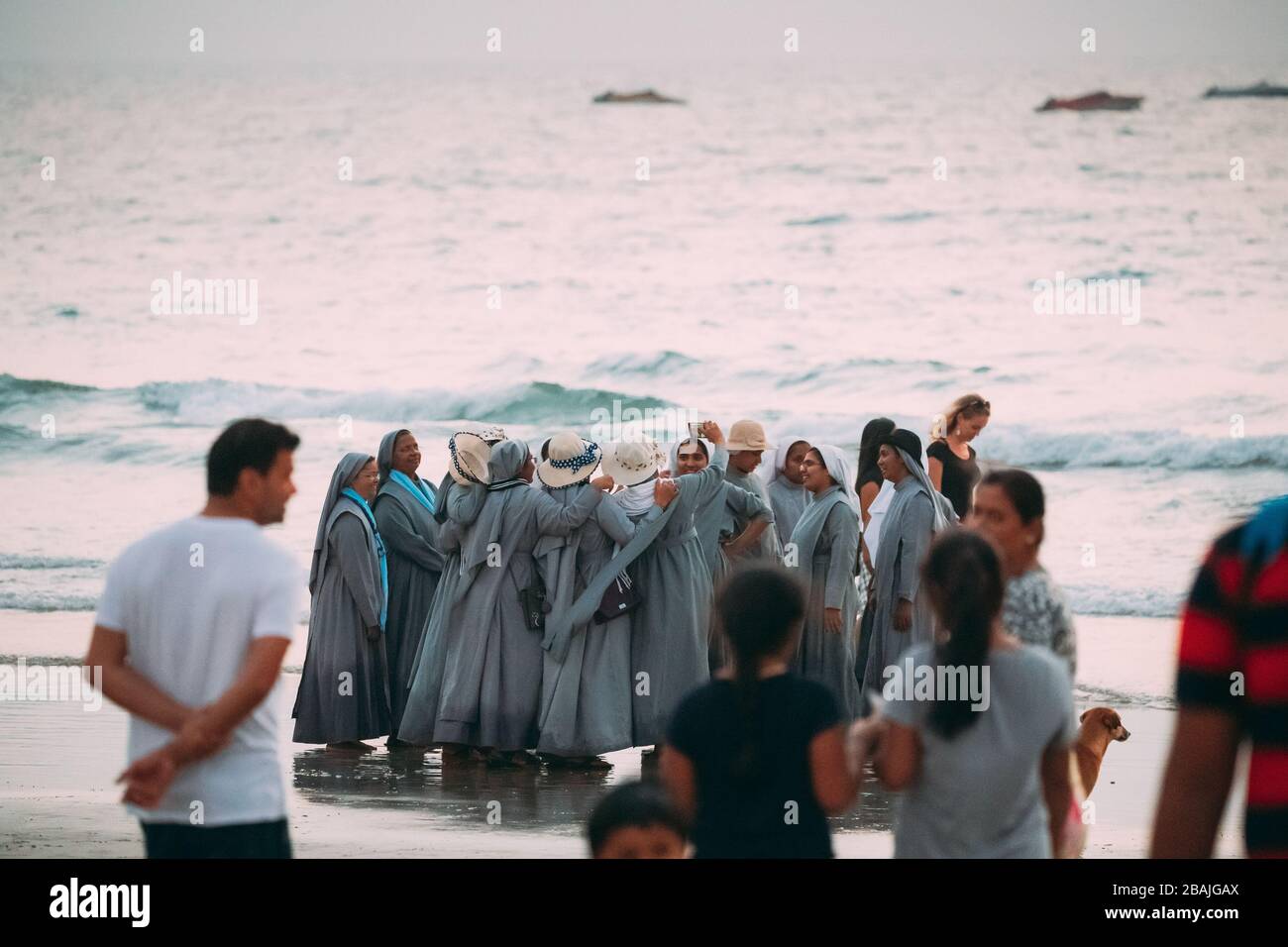 Goa, Indien - 13. Februar 2020: Nonnen Fotografierten Am Berühmten Colva-Strand Im Hintergrund Des Arabischen Meeres. Stockfoto