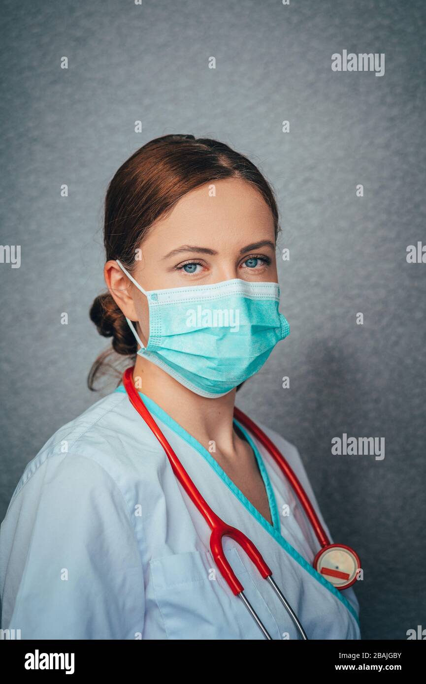 Schutz vor ansteckenden Erkrankungen, Coronavirus. Weiblicher Arzt, der hygienische medizinische Gesichtsmaske trägt, um Infektionen zu verhindern, Atemwegssillnes Stockfoto