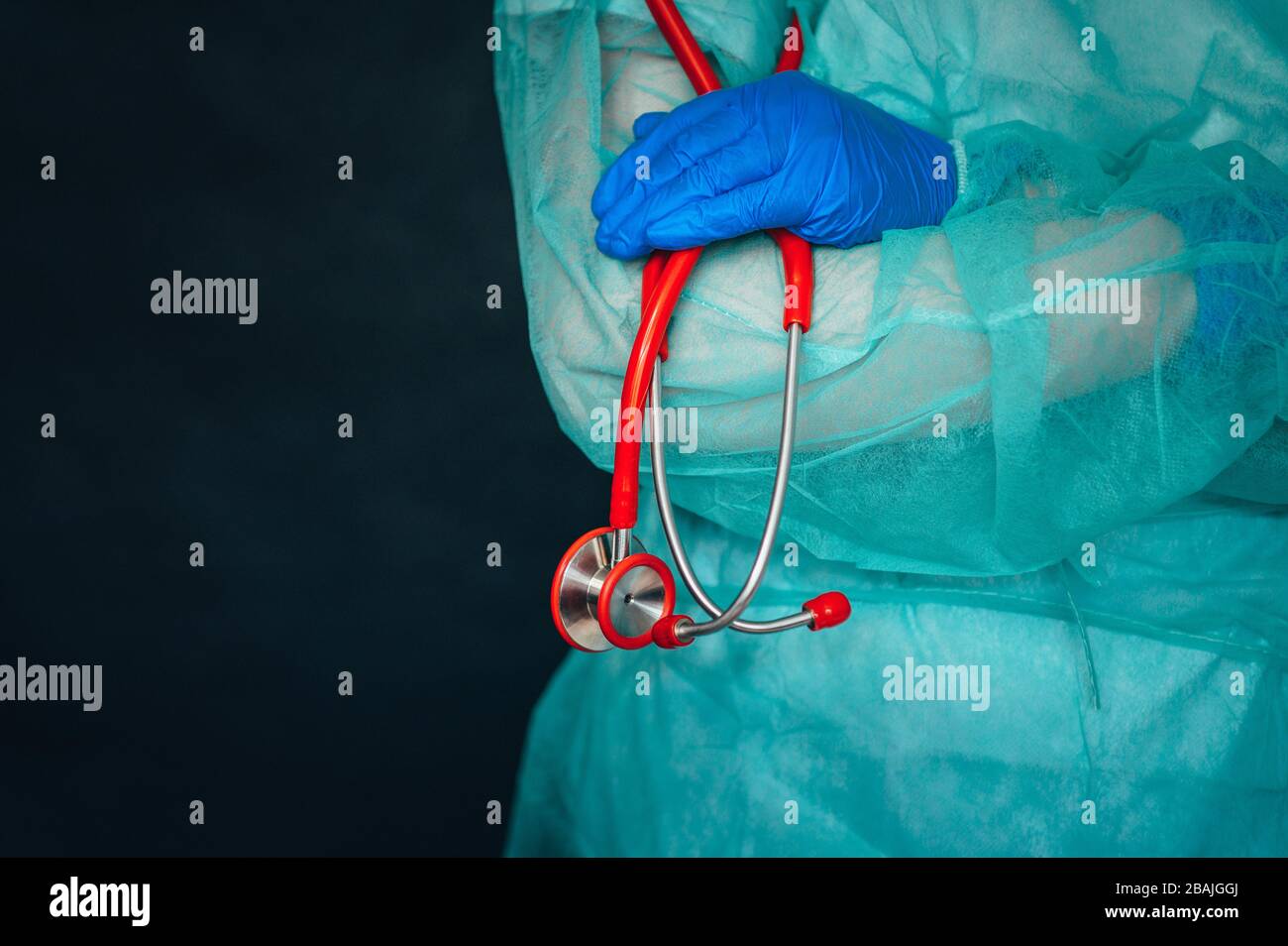 Details eines jungen weiblichen Arztes mit Labormantel und Stethoskop. Schwarzer Bearbeitungsbereich. Foto: Coronavirus Protection Concept Stockfoto