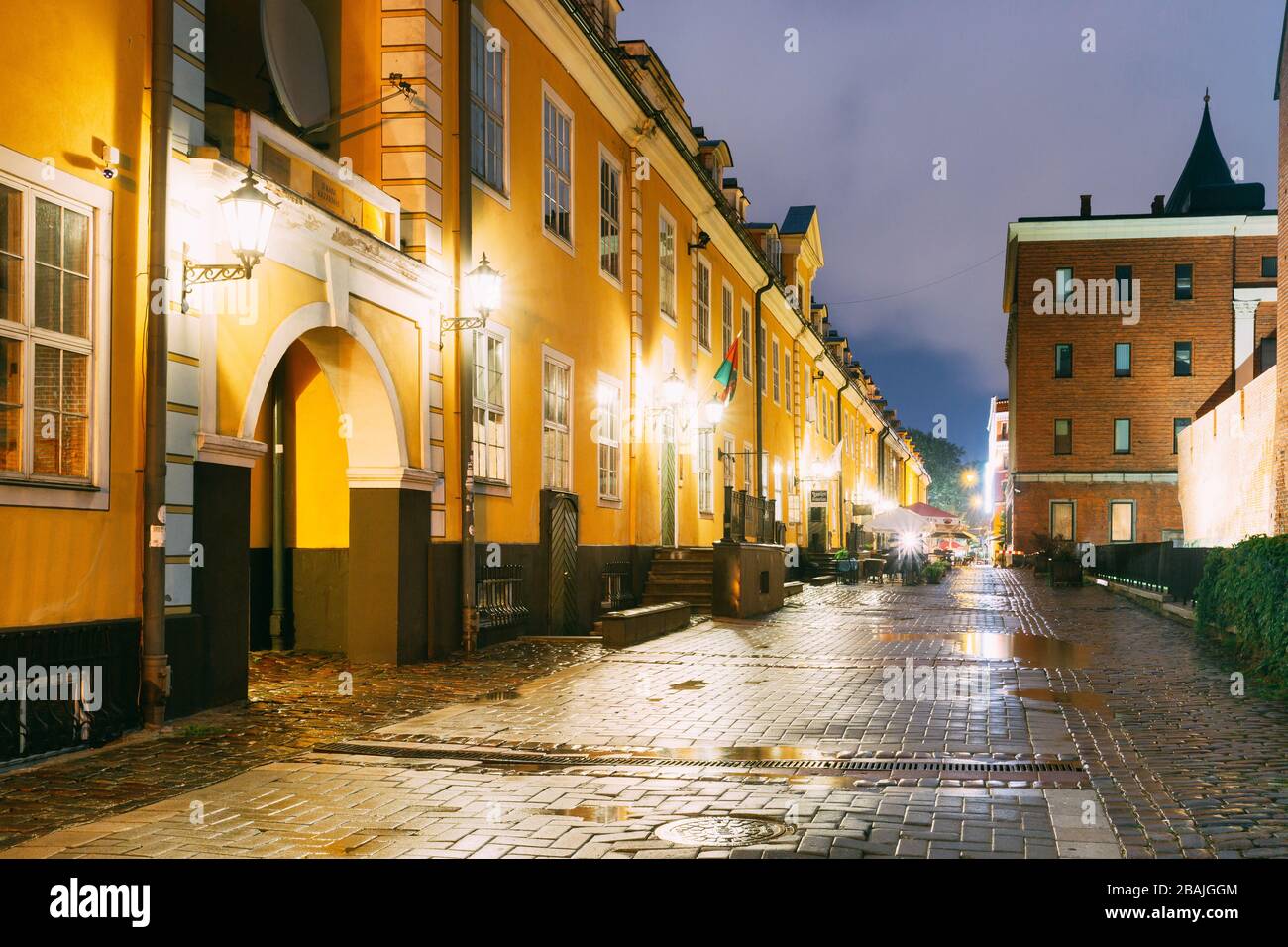 Riga, Lettland - 3. Juli 2016: Fassaden der alten berühmten Jakobs Kasernen und Teil der alten Stadt In Torna Straße In Wand Beleuchtung am Abend oder Nacht Illu Stockfoto