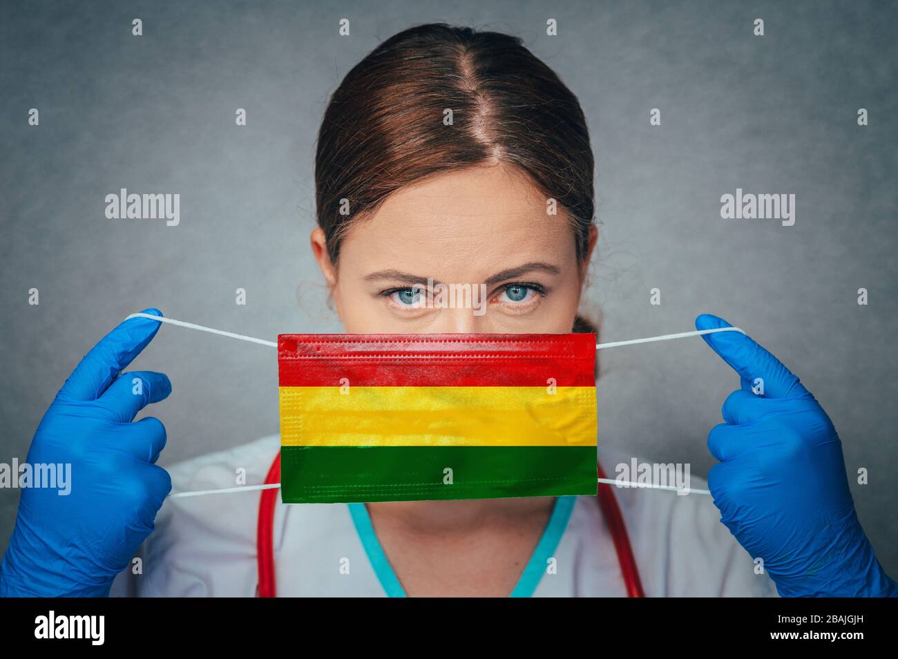 Coronavirus in Bolivien Female Doctor Portrait Hold Protect Face Surgical Medical mask with Bolivia National Flag. Krankheit, Virus Covid-19 in Bolivien, Stockfoto