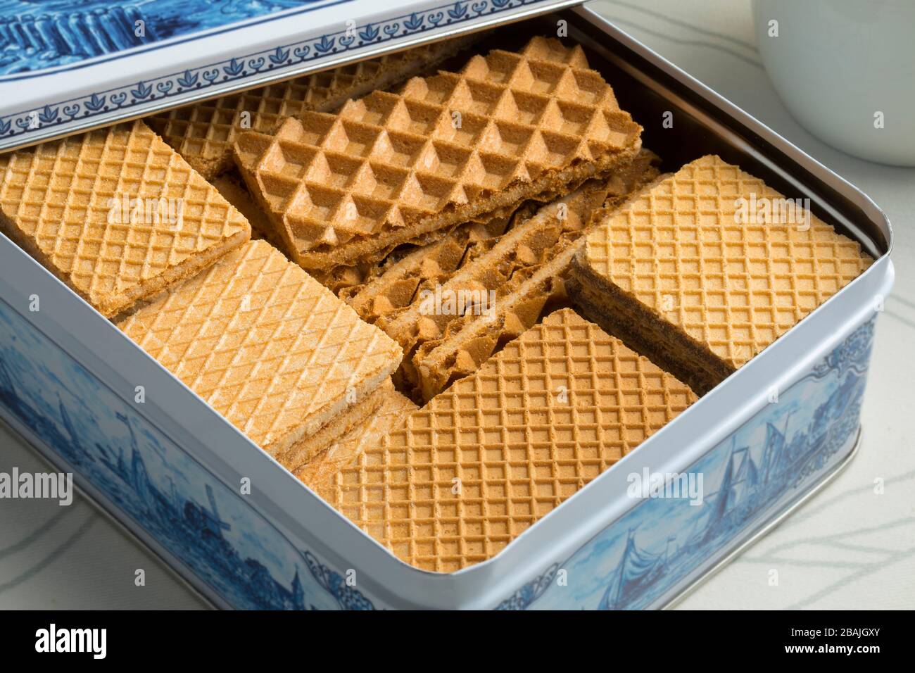 Traditionelle holländische Plätzchenkiste mit süßen Waffeln, isoliert auf weißem Hintergrund Stockfoto