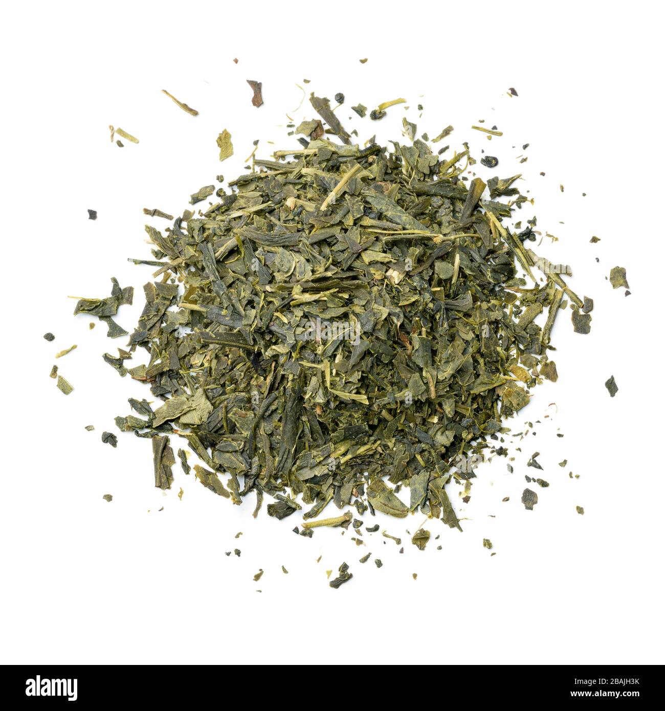 Haufen gesunder japanischer grüner Tee isoliert auf weißem Hintergrund Stockfoto