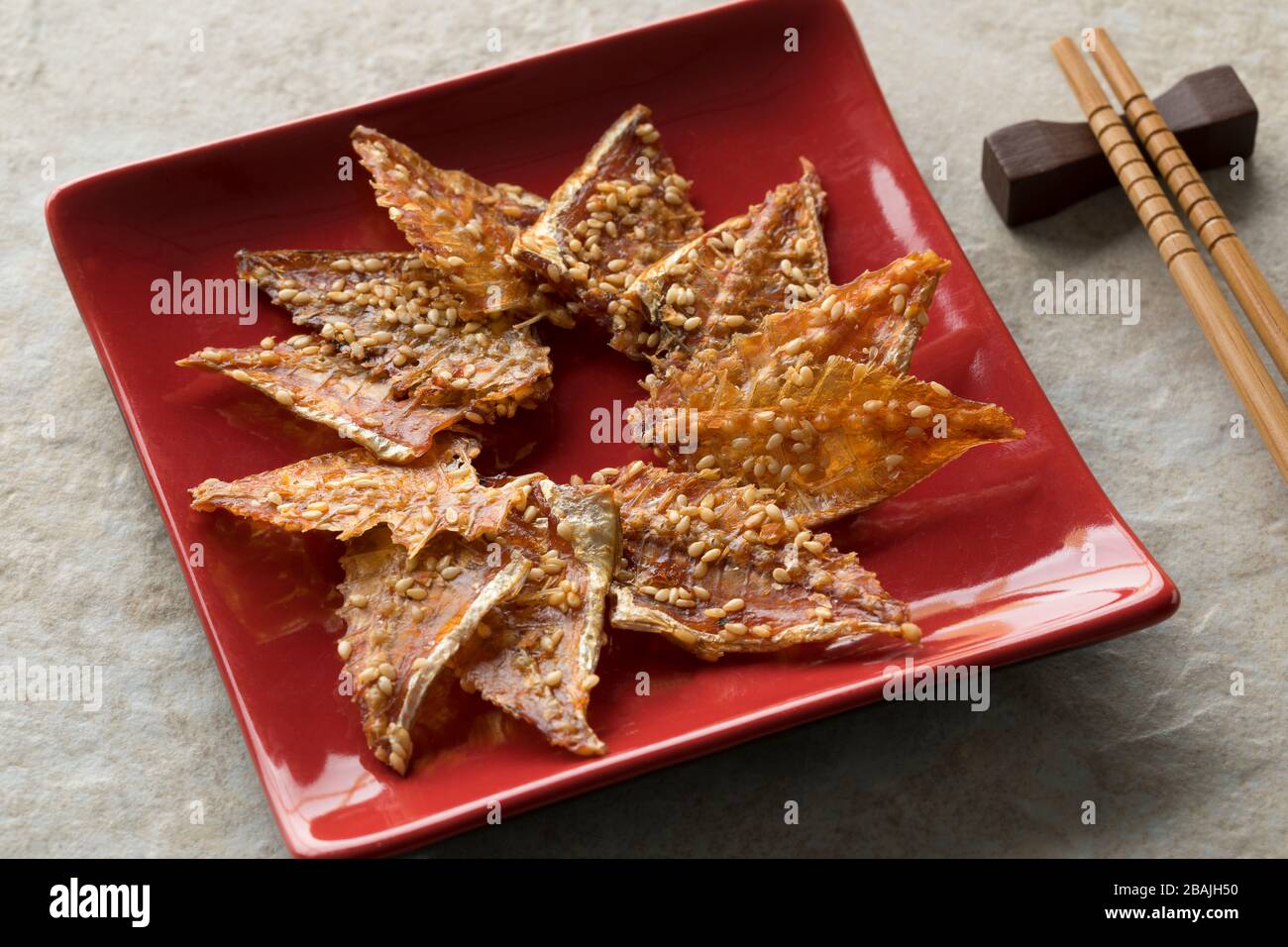 Gericht mit japanischen frittierten gelben Schwanzfish-Knochen mit Sesamsamen in der Nähe Stockfoto