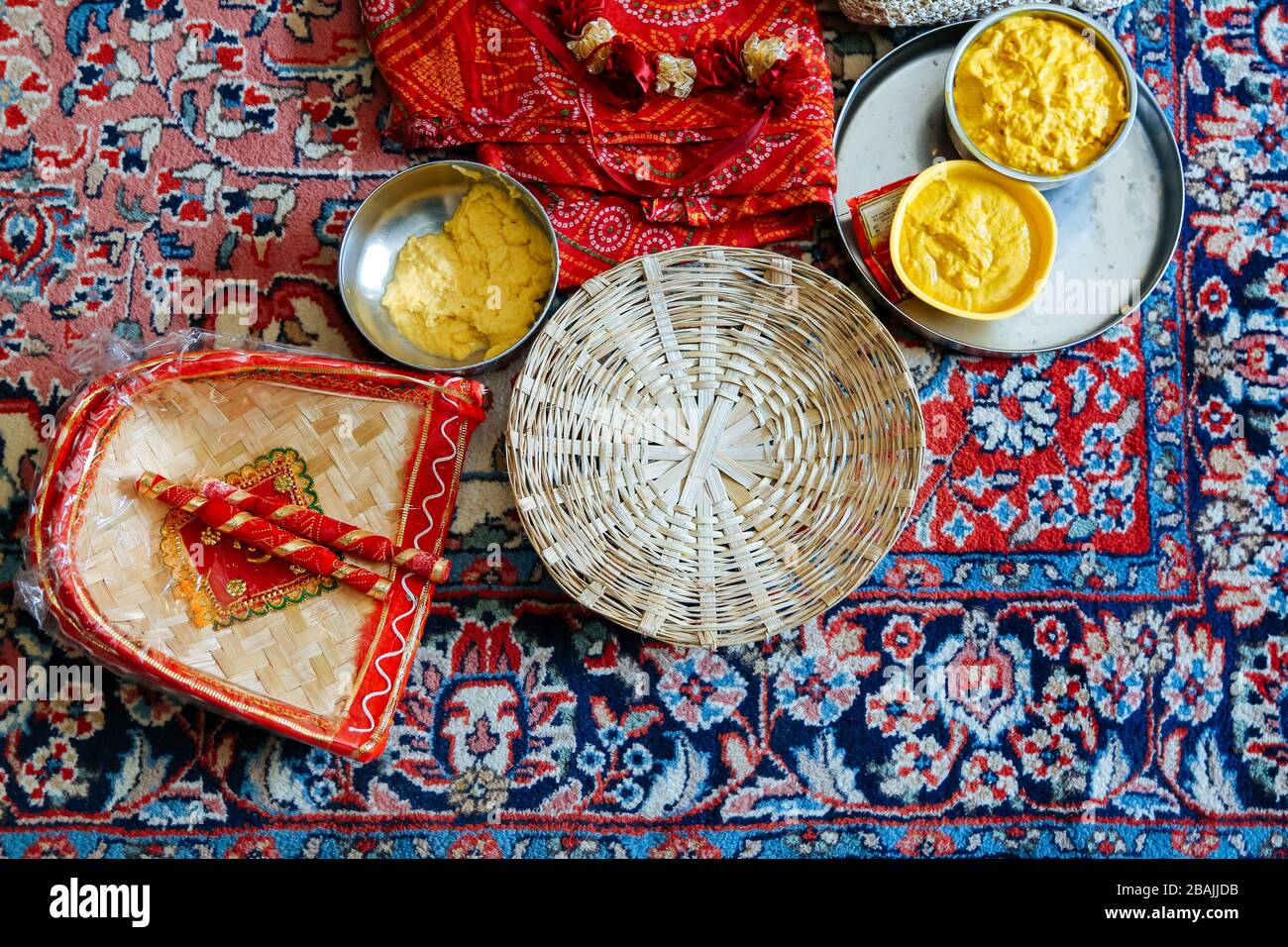 Essential Wedding Haldi Kit für eine indische Marwari-Hochzeit Stockfoto