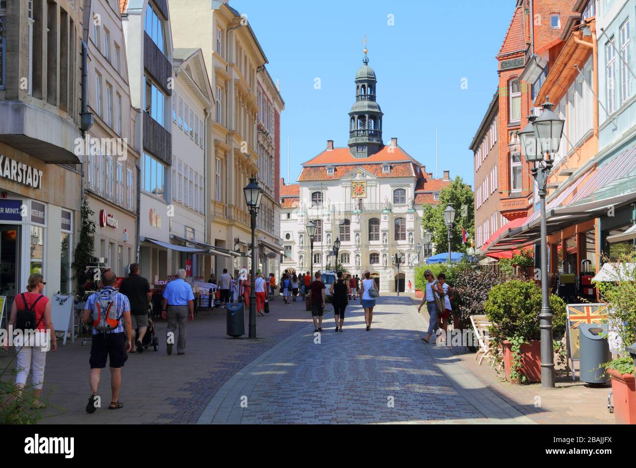 Lüneburgisch, Deutschland - 23. Juli 2013: Einkaufsstraße in der Altstadt von Lübeck. Im Hintergrund ist das Rathaus zu sehen. Die Besucher sind Einheimische B. Stockfoto