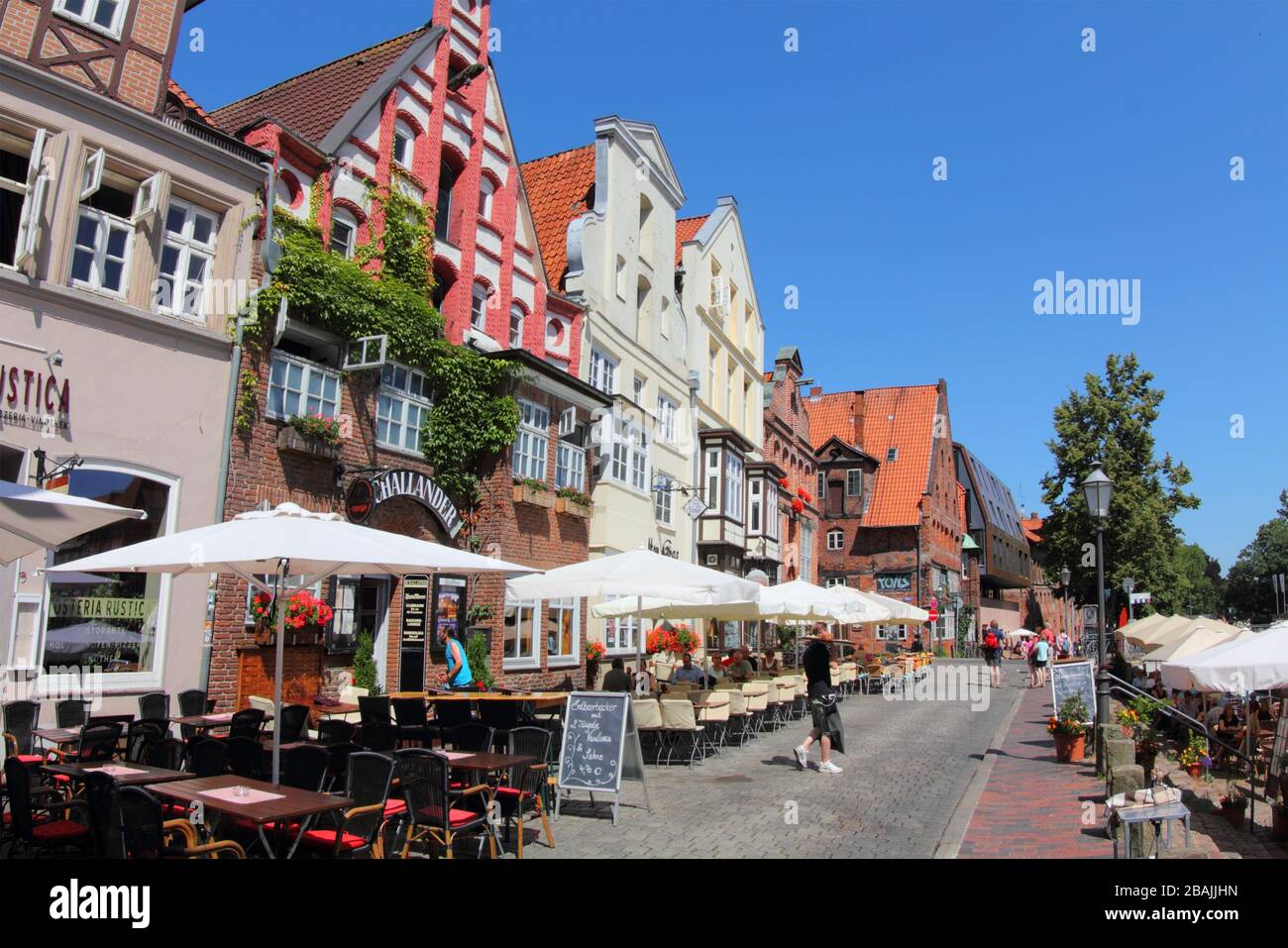 Lüneburgisch, Deutschland - 23. Juli 2013: Cafés und Restaurants in der lüneburgischen Altstadt. Der Straßenname lautet 'Stintmarkt' im Stadtteil "Wasser-Viertel". Die Stockfoto