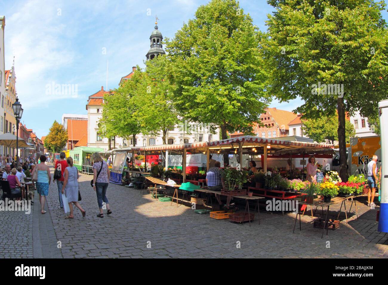 Deutschland - 27. Juli 2013: Markt neben dem Rathaus in Lübeck, Marktplatz. Wochenmarkt für frische und hochwertige Produkte. Zu sehen ist die Anlage Stockfoto