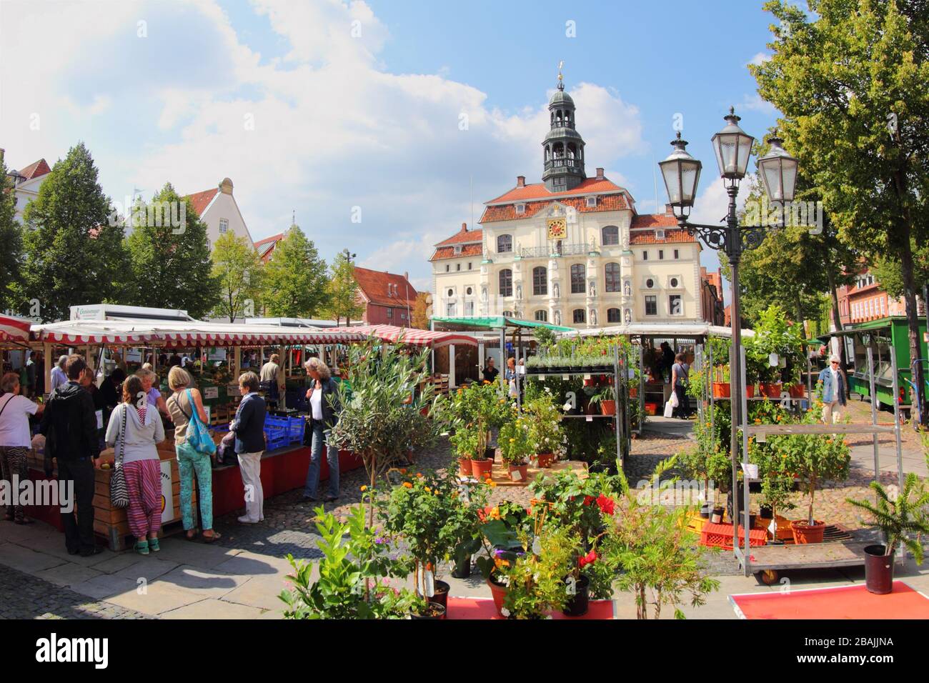 Lüneburgisch, Deutschland - 21. August 2013: Markt neben dem Rathaus in Lübeck, Marktplatz. Wochenmarkt für frische und hochwertige Produkte. Im Vordergrund Stockfoto