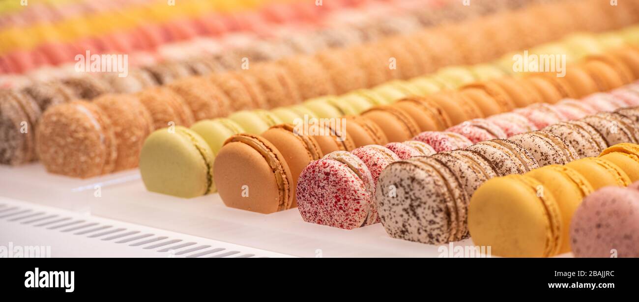Verschiedene Makarone verschiedener Geschmacksrichtungen im Showcase Stockfoto