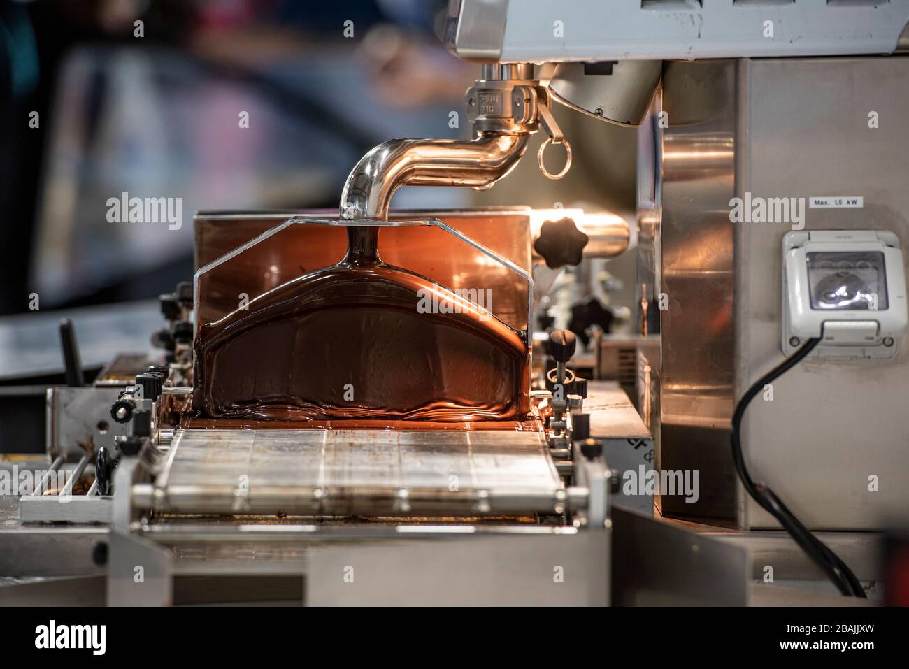 Industriemaschine zur Verdeckung mit süßer Schokolade Stockfoto