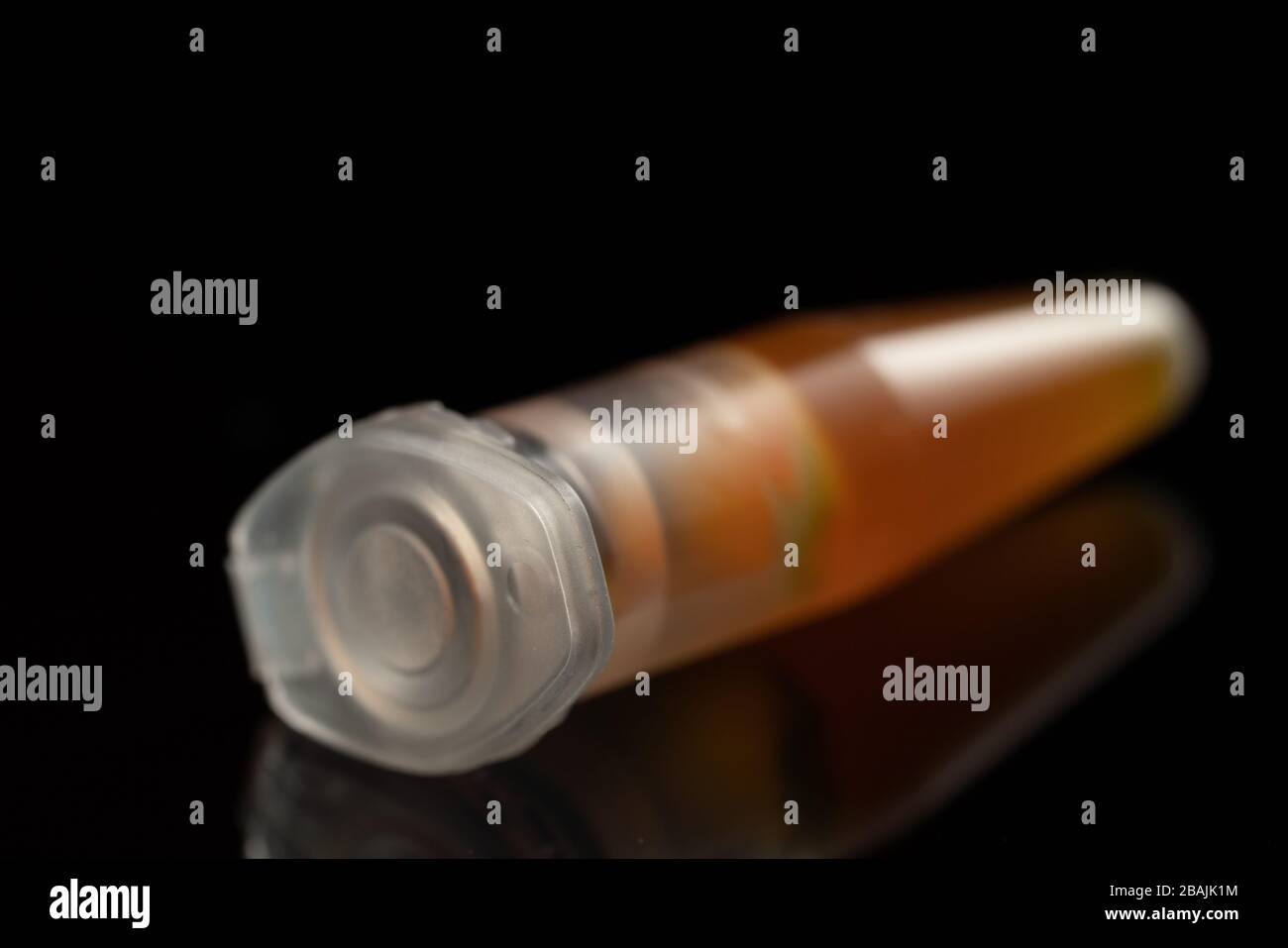 PCR-Mikroröhrchen zur Identifizierung von Coronavirus auf Schwarz Stockfoto