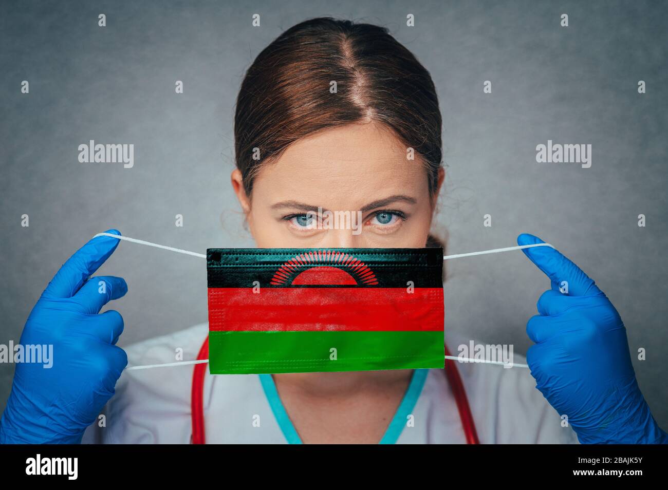 Coronavirus in Malawi Female Doctor Portrait Hold Protect Face Surgical Medical mask with Malawi National Flag. Krankheit, Virus Covid-19 in Malawi, Con Stockfoto