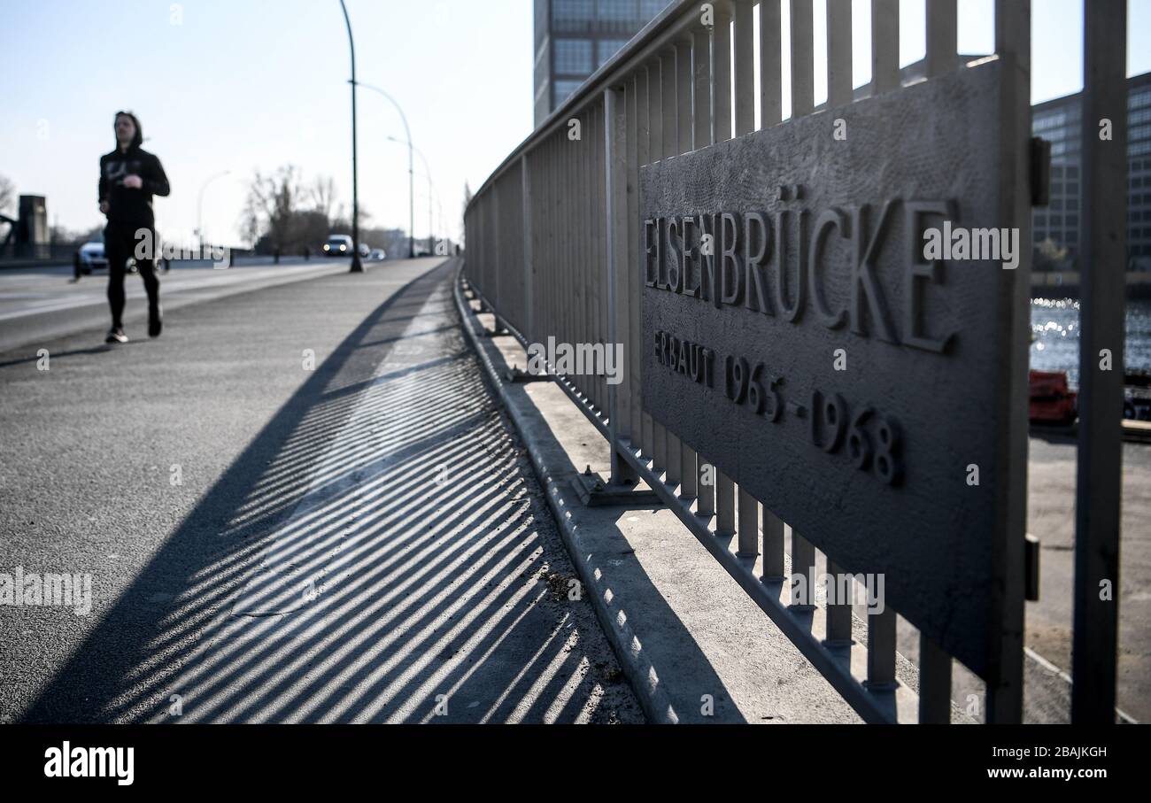 Berlin, Deutschland. März 2020. Ein junger Mann läuft über die Elsen-Brücke. Credit: Britta Pedersen / dpa-Zentralbild / ZB / dpa / Alamy Live News Stockfoto