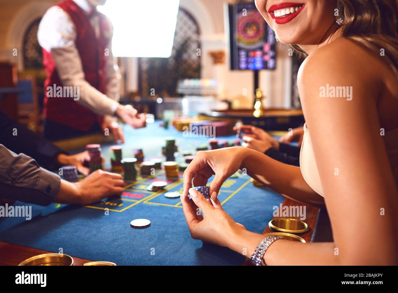 Chips in die Hände eines weiblichen Roulette Spieler im Casino Hintergrund. Stockfoto