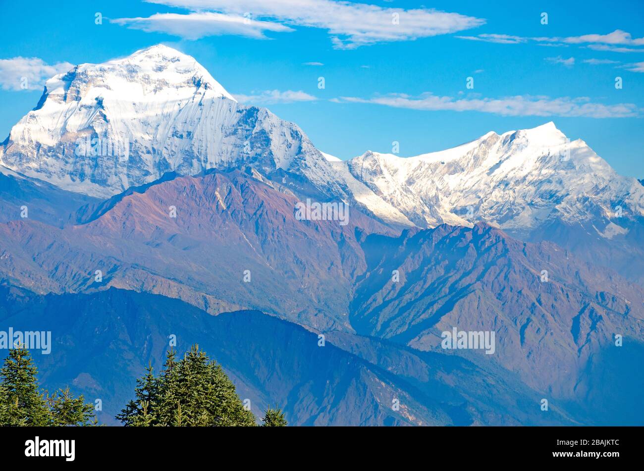 Landschaft Himalaya in Nepal schöne Berge inmitten des blauen Himmels Stockfoto