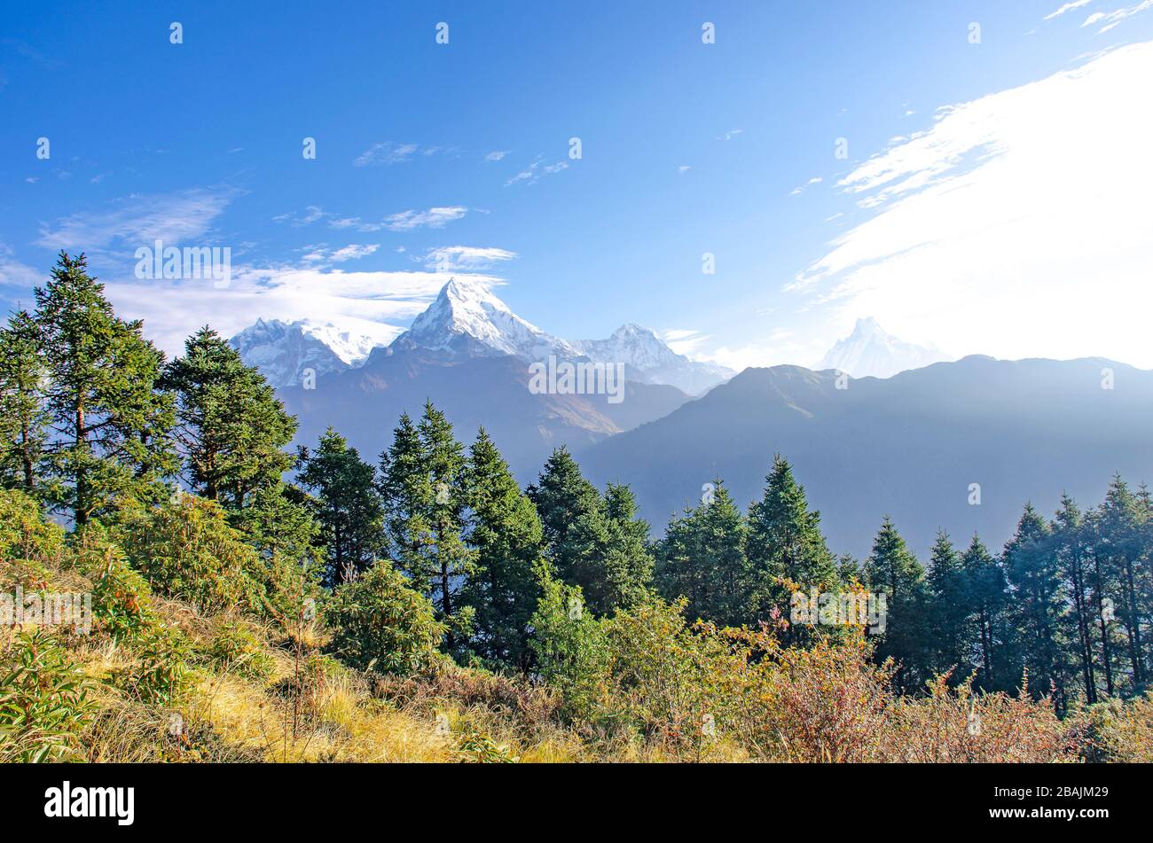 Landschaft Himalaya in Nepal schöne Berge inmitten des blauen Himmels Stockfoto