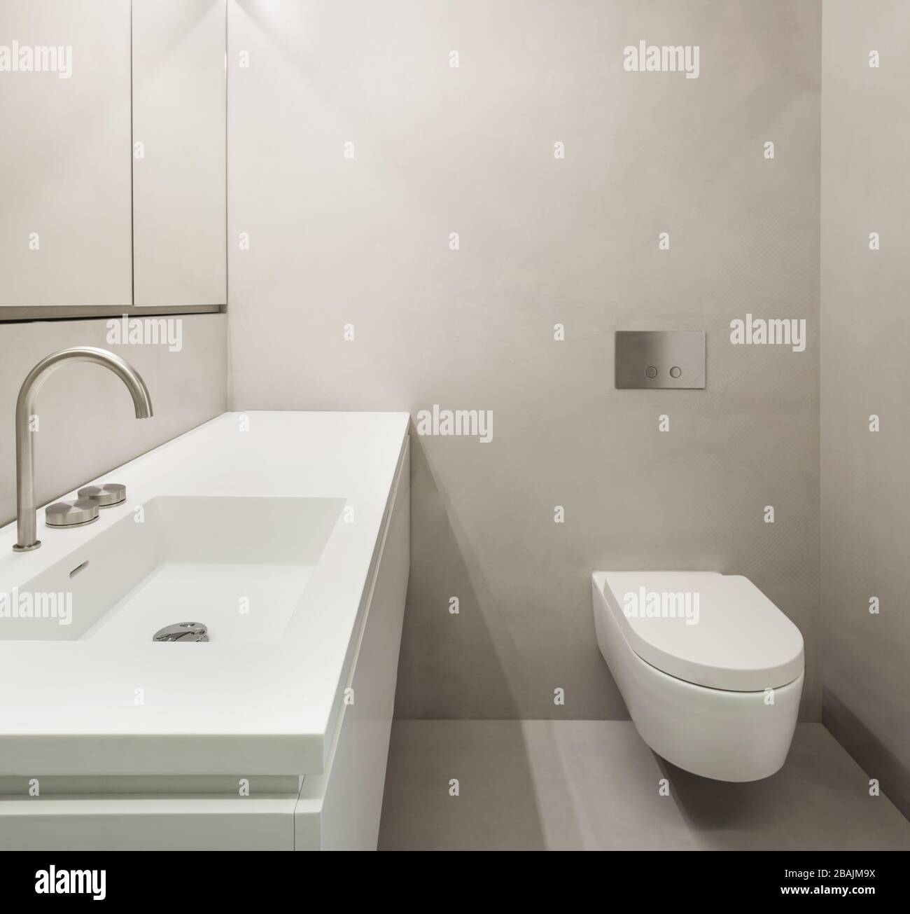 Architektur, leer Bad in Zement der neuen Wohnung Stockfoto