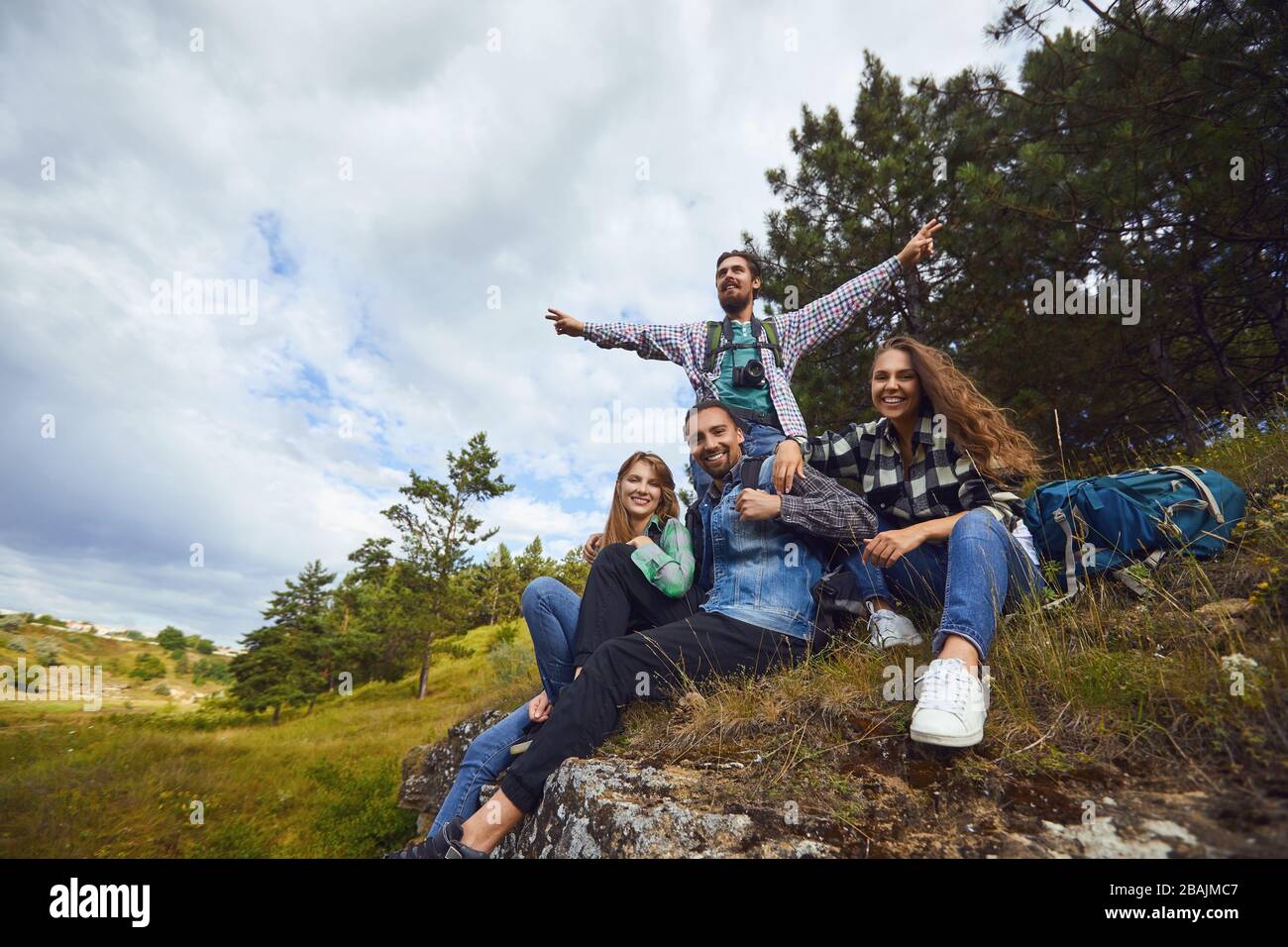 Eine Gruppe von Touristen, die in einem Wald sitzen. Stockfoto