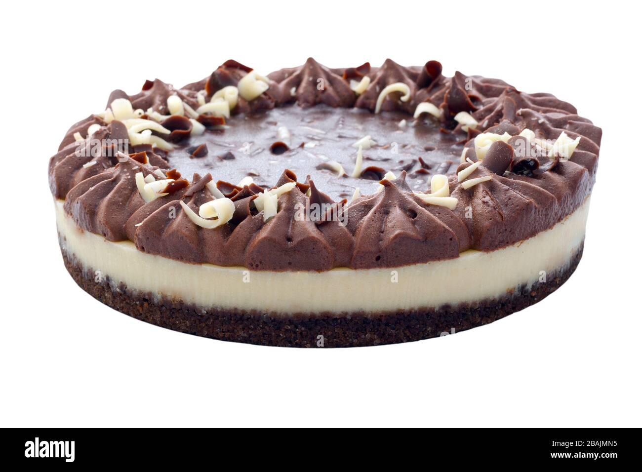 Schokoladenkäsekuchen mit einer klebrigen Mousse und bestreut mit weißer und dunkler Schokolade auf einem isolierten weißen Hintergrund mit einem Beschneidungspfad Stockfoto